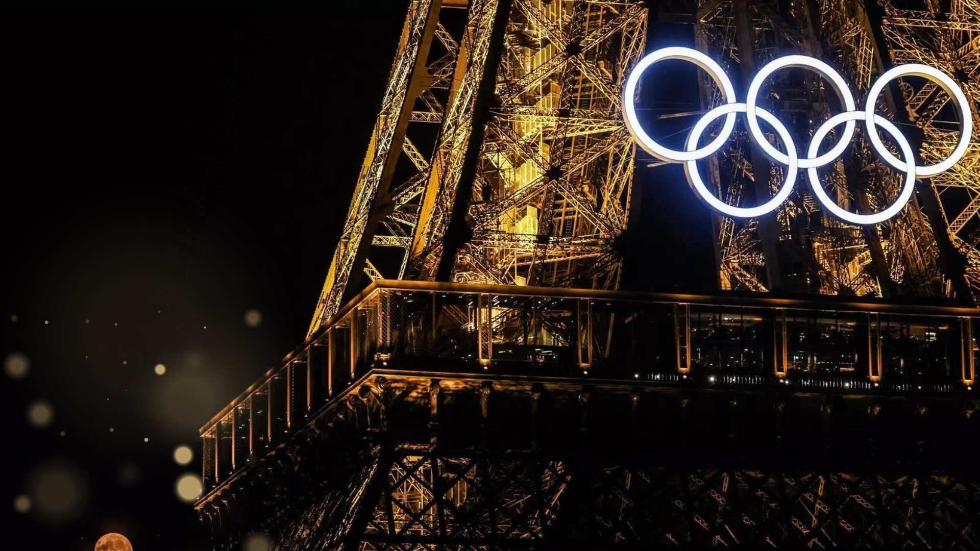 Os-Aneis-Olimpicos-Permanecerao-na-Torre-Eiffel